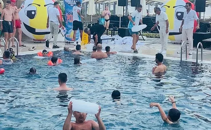 Antalya'daki Siu Collection'da tatil yapan turistler havuza dökülen 5 ton buz ile serinledi