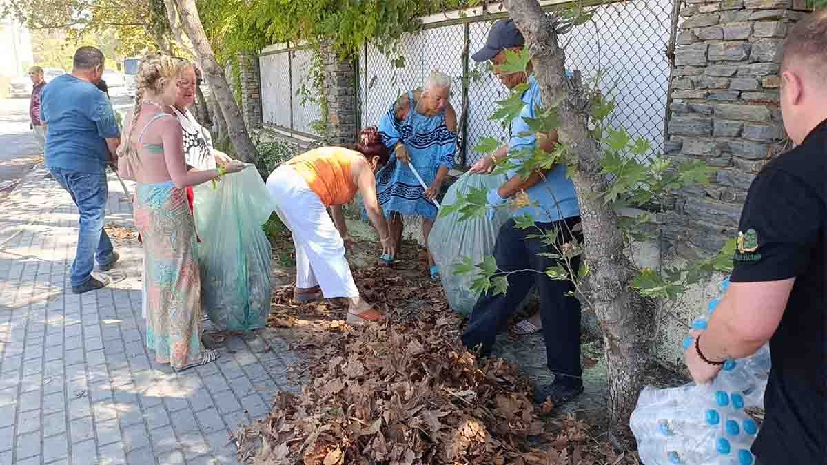 Antalya’daki yangın sonrası turistler, otel çevresindeki kurumuş ot ve yaprakları temizledi