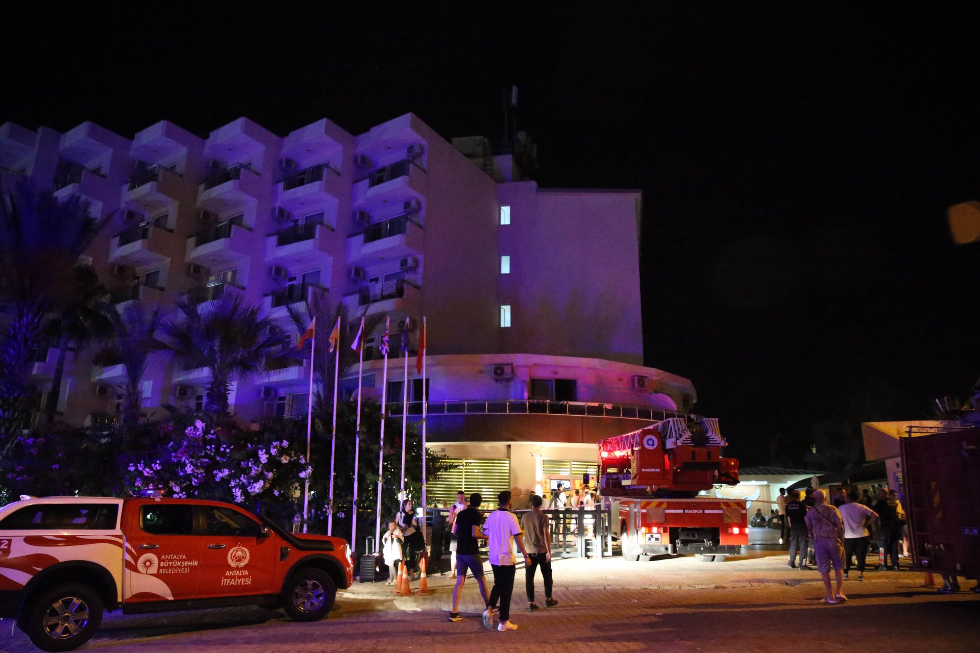 Antalya’da 5 yıldızlı otelde yangın çıktı: Yüzlerce turist tahliye edildi