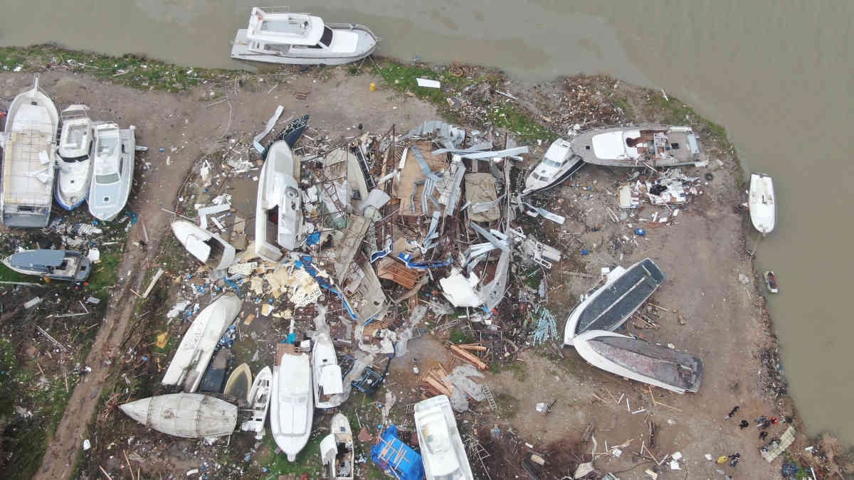 Antalya’da sel ve hortum: Milyonluk tur tekneleri parçalandı 