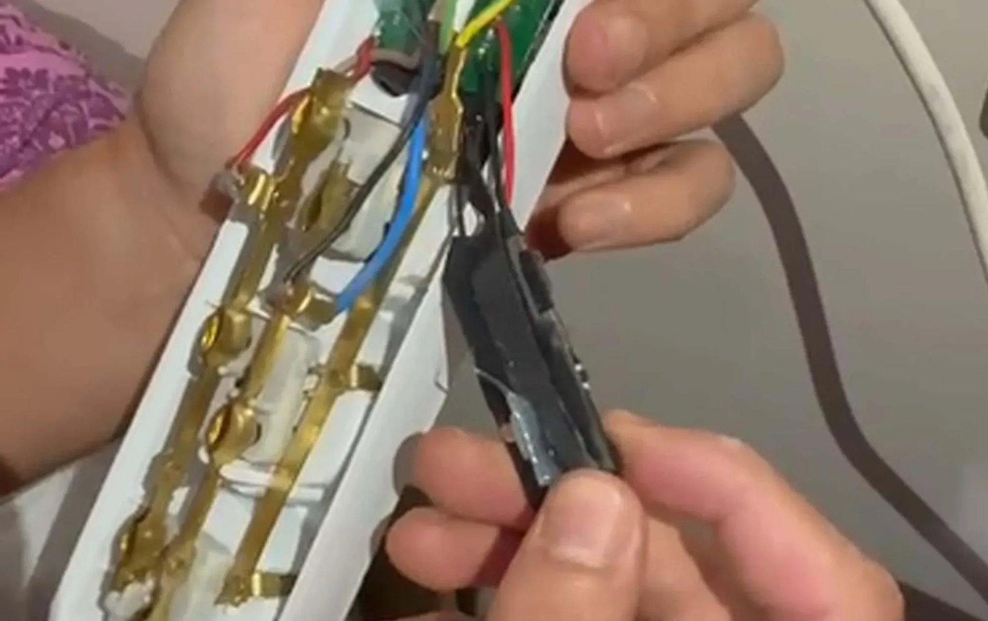 Odalara yerleştirdiği kameralarla müşterilerini cep telefonundan izlemiş: Utanıyorum!
