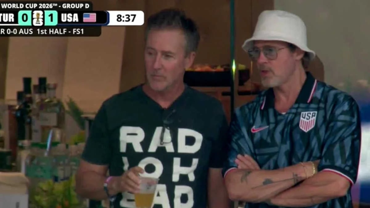 Dövüş Kulübü’nün ünlü oyuncuları Brad Pitt ve Edward Norton, ABD-Türkiye maçında