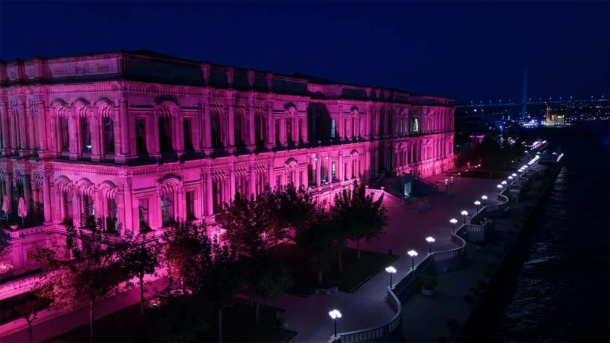 Çırağan Palace Kempinski İstanbul, meme kanseri farkındalığı için pembeye büründü