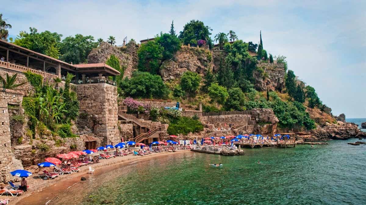 Antalya Valiliği'nden Mermerli Plajı açıklaması: Plaj herkese açık, şezlong 500 TL