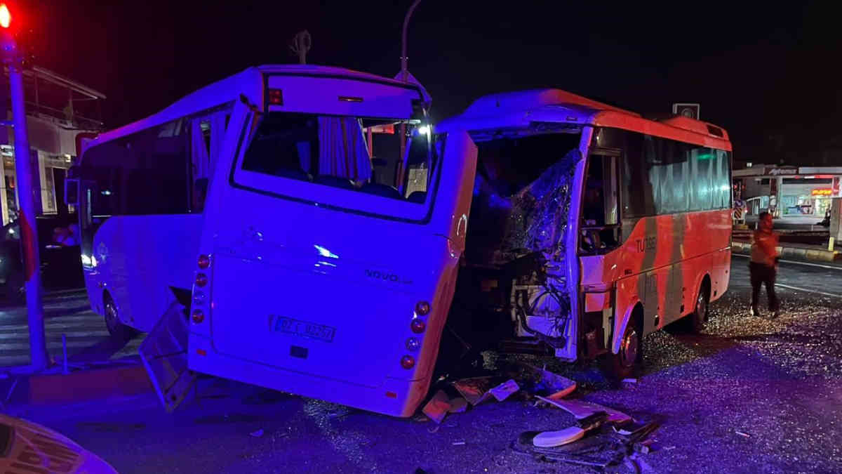 Antalya'da iki otel servisi ile tur midibüsünün karıştığı kazada ortalık savaş alanına döndü