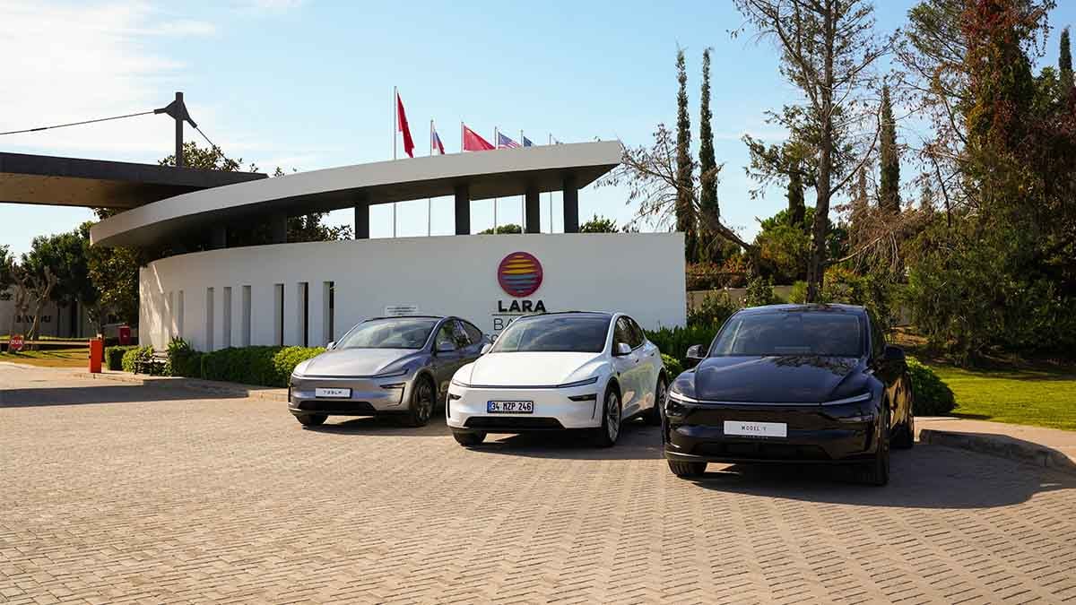 Tesla’nın yeni modeli Lara Barut Collection’da tanıtıldı