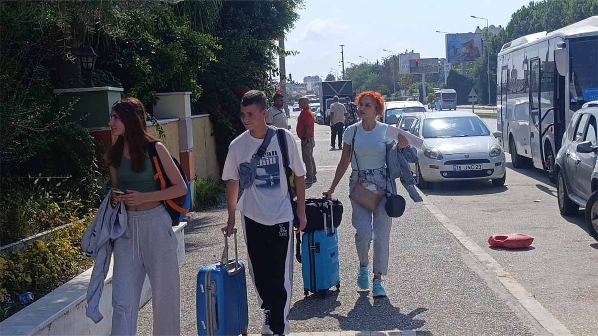 Personelin iş bıraktığını ve elektriklerin olmadığını iddia eden tatilciler oteli terk etti