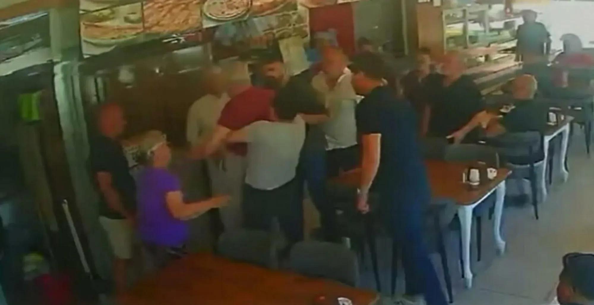 Kuşadası'nda nefes borusuna yemek kaçan İngiliz turisti restoran sahibinin Heimlich manevrası kurtardı