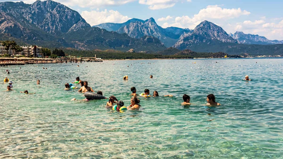 Ukraynalı çocuklara Antalya’da tatil hediye etti