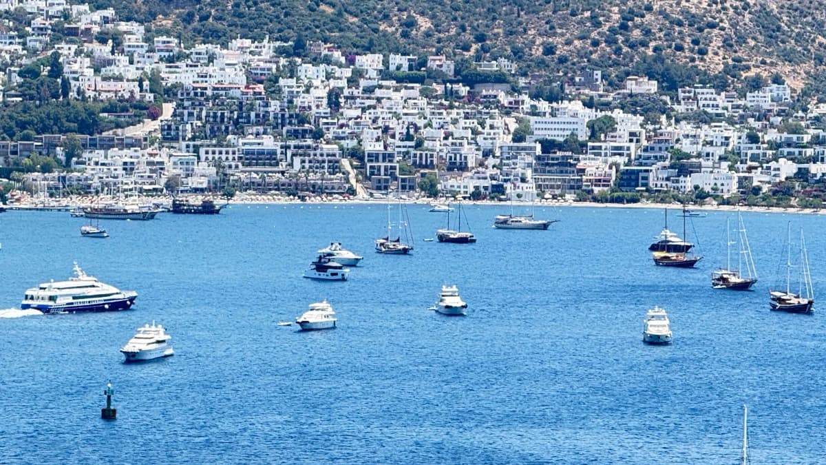 Bodrum koylarında yat kuşatması başladı
