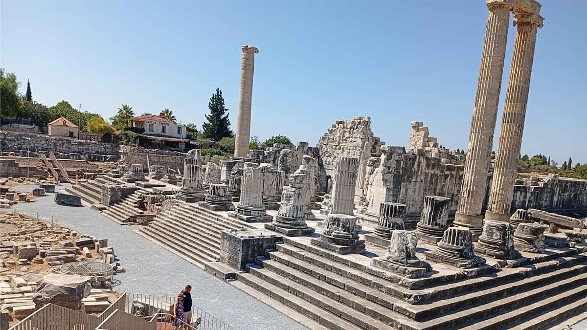 Dünyanın ilk kehanet merkezi Apollon Tapınağı, artık gece de ziyaret edilebilecek 