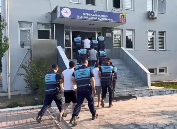 Turist dolu tur otobüsüne saldıran beş kişi tutuklandı