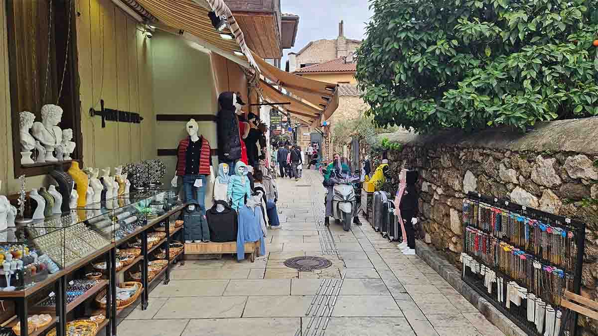 Antalya'nın tarihi ve turistik merkezi Kaleiçi'nde “tente” krizi