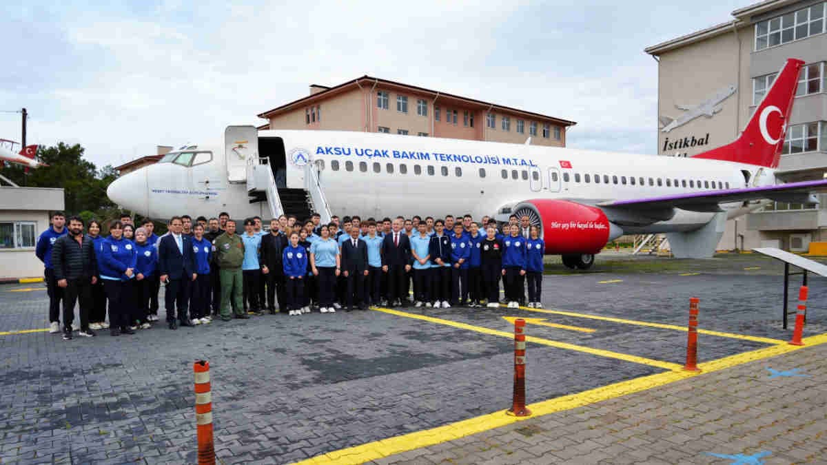 Antalya’da bahçesindeki Boeing 737 ve F-4 Phantom ile geleceğin havacılarını yetiştiren lise