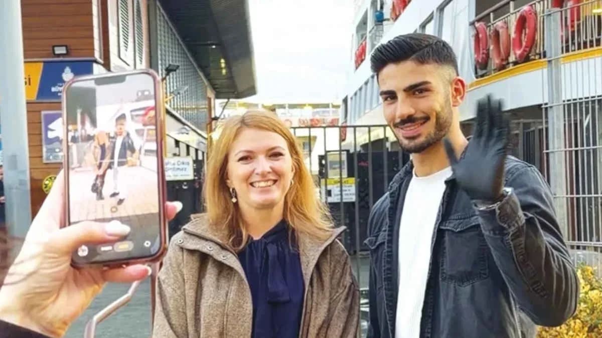 Turistler, yakışıklı kestaneci ile fotoğraf ve video çekinmek için sıraya giriyor