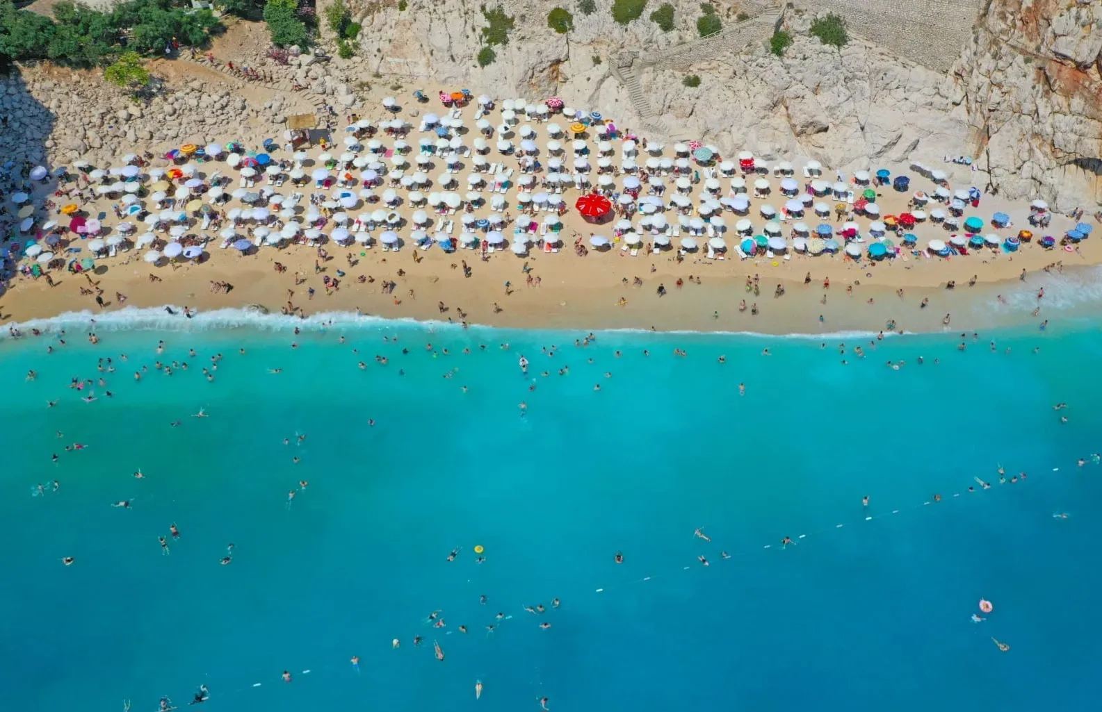 Antalya'ya bir günde 100 bin yabancı turist geldi