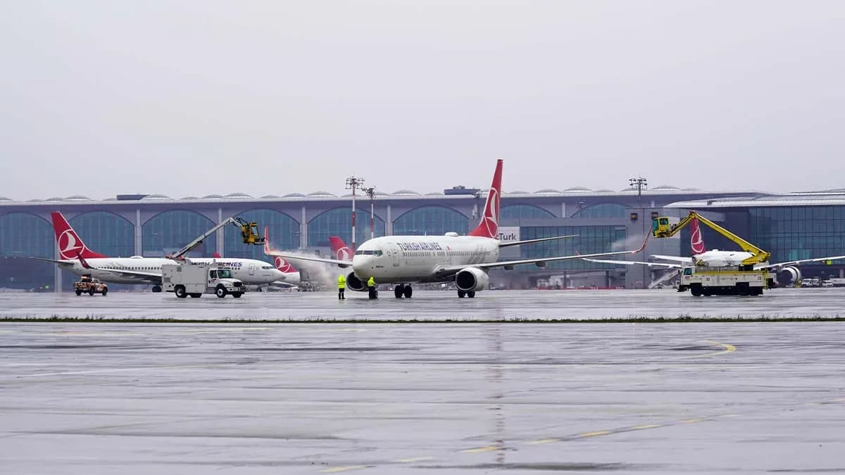 İstanbul Havalimanı’nın pistlerindeki kar miktarı anlık takip ediliyor