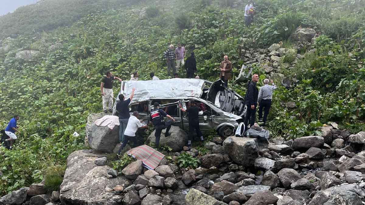 Turistleri taşıyan minibüs, uçuruma yuvarlandı: 2 ölü, 4 yaralı