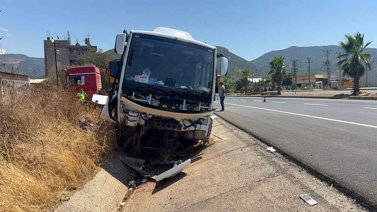 Antalya'da tur otobüsü drenaj hendeğine girdi: 23 yaralı
