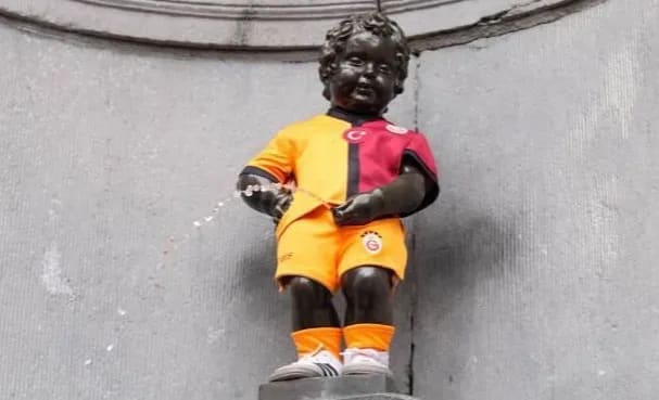 Belçika'daki 400 yıllık dünyaca ünlü heykele Galatasaray forması giydirdiler
