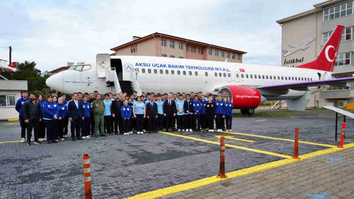 Antalya’da bahçesindeki Boeing 737 ve F-4 Phantom ile geleceğin havacılarını yetiştiren lise