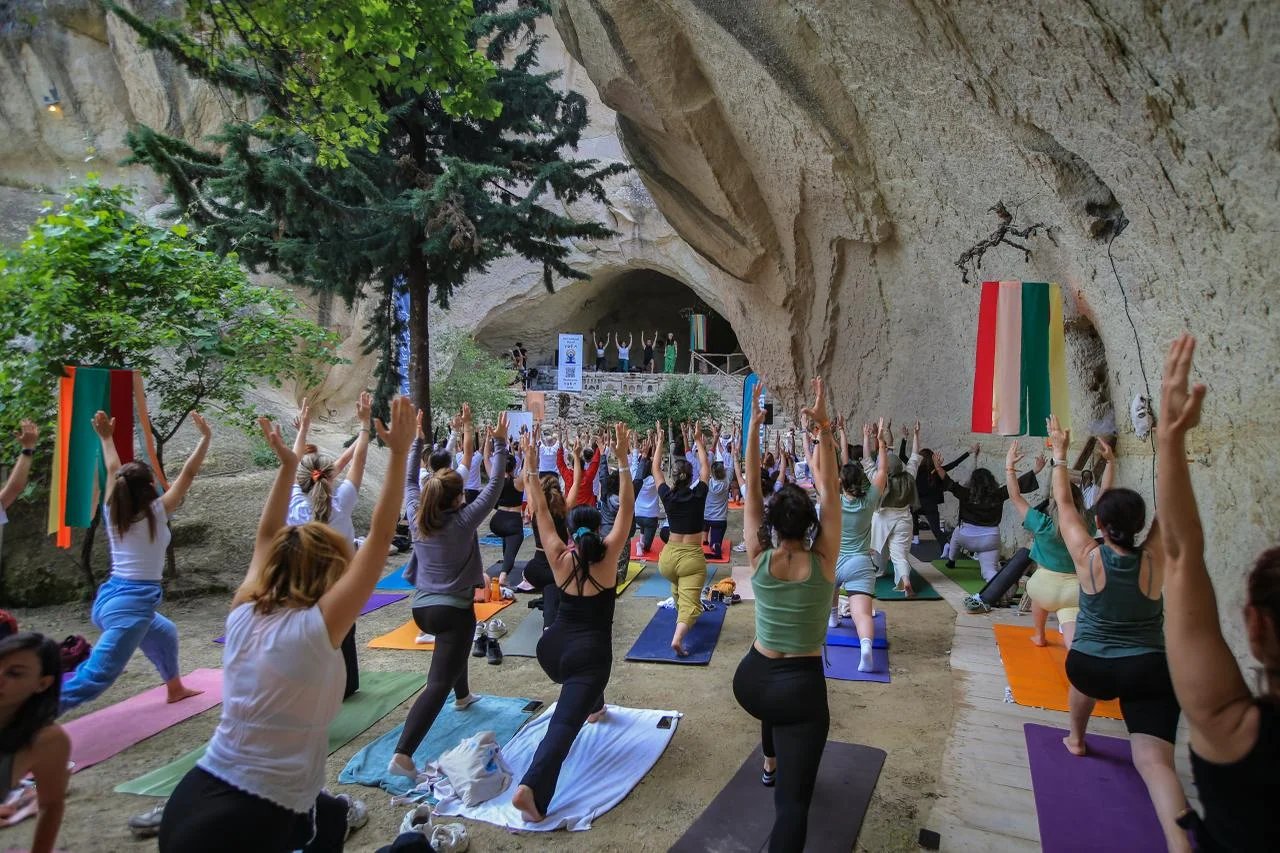 Yoga tutkunları, Kapadokya’nın eşsiz atmosferinde unutulmaz bir deneyim yaşadı