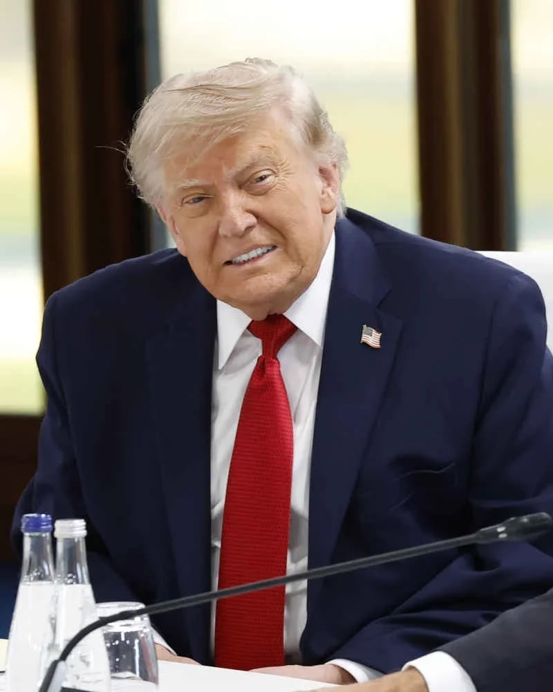 Trump’tan İran’a tehdit: “Çok güçlü bir anlaşma yaptık, eğer durumdan hoşlanmazsam başlarına bomba yağdırırız”