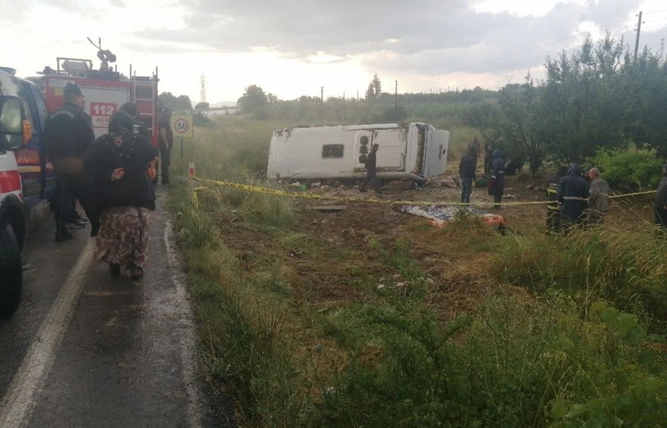 Tur midibüsü devrildi, 5 kişi hayatını kaybetti, 25 kişi de yaralandı
