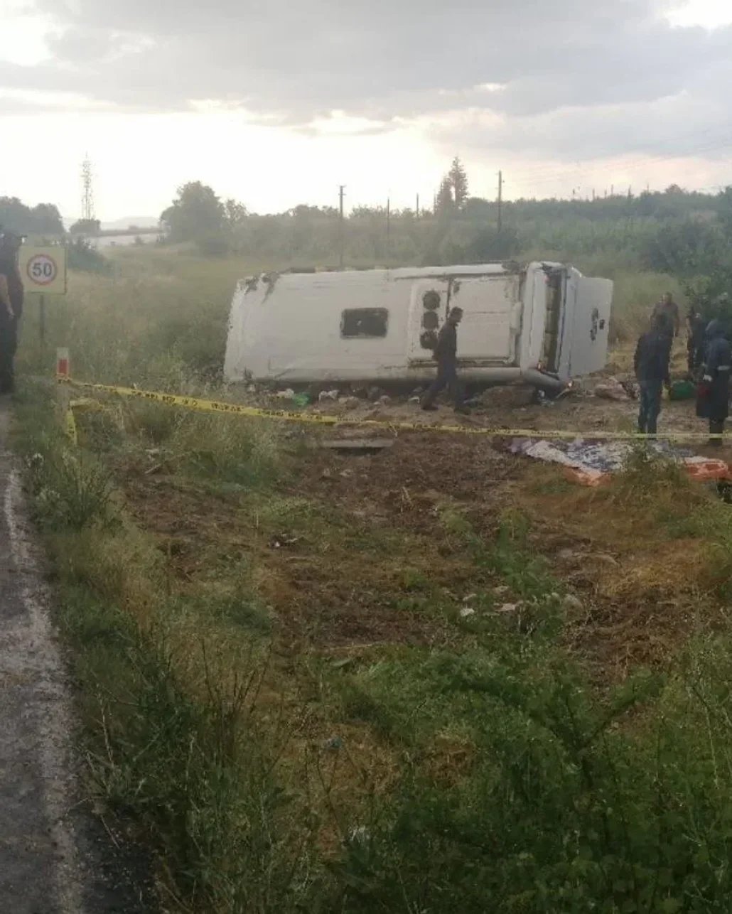 Tur midibüsü devrildi, 5 kişi hayatını kaybetti, 25 kişi de yaralandı