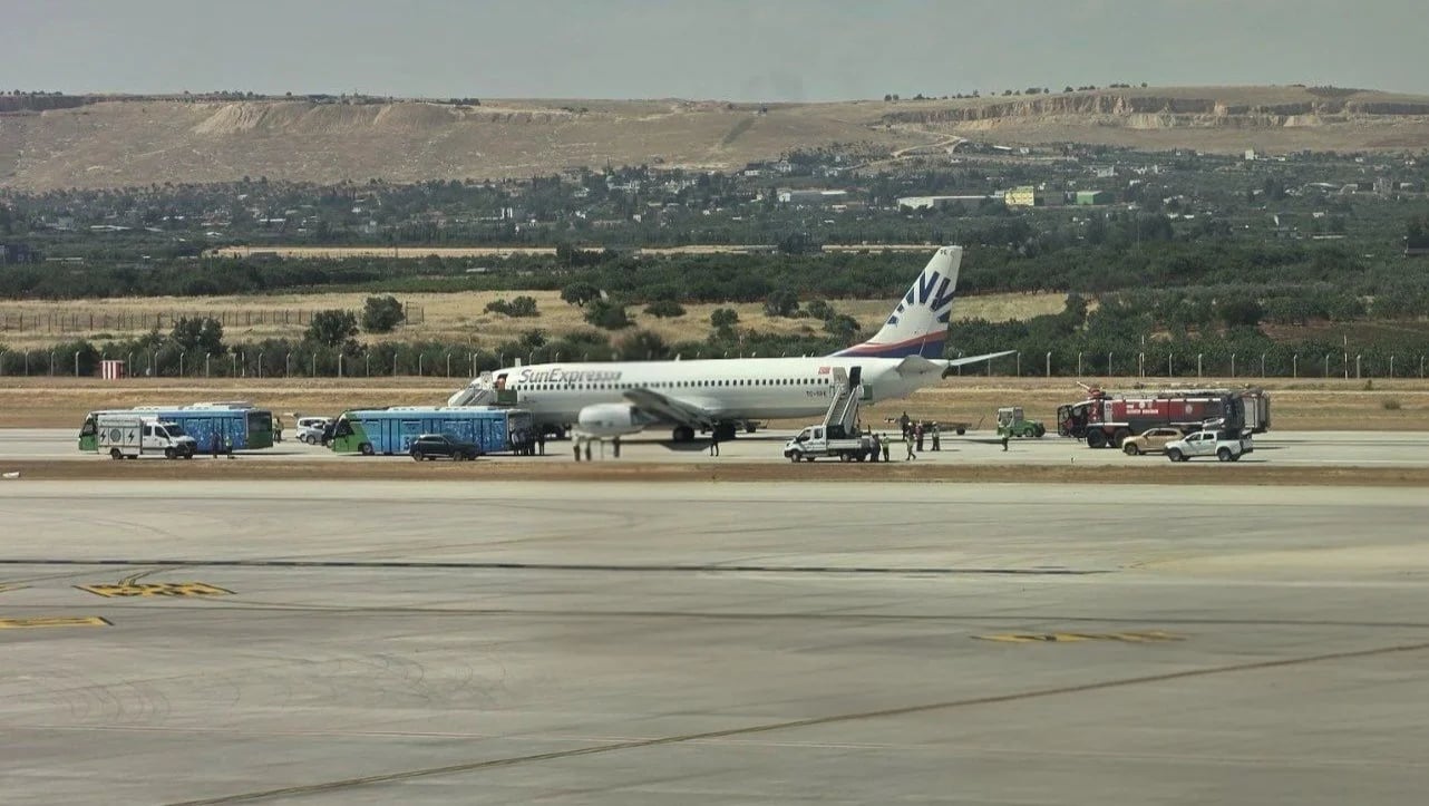 SunExpress’e ait uçağın lastiği patlayınca pistte kaldı