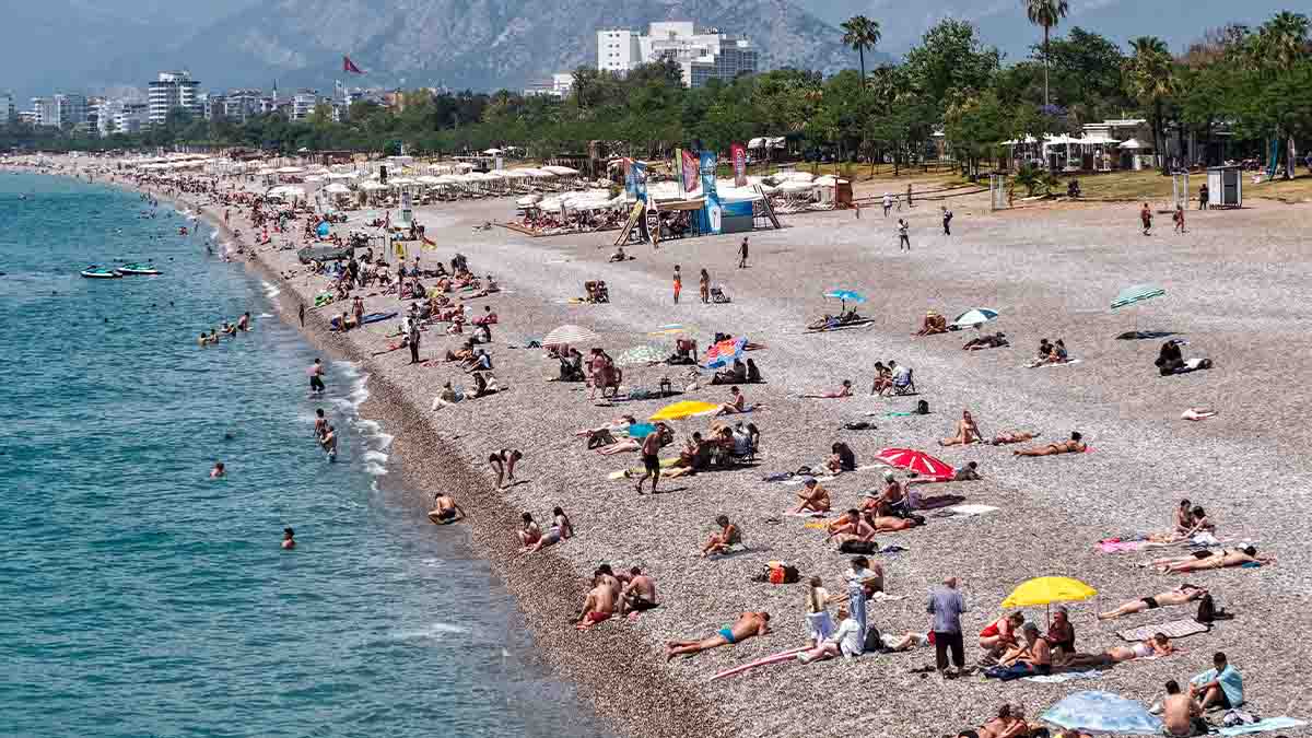 Antalya’da bayram tatilinde sahiller doldu