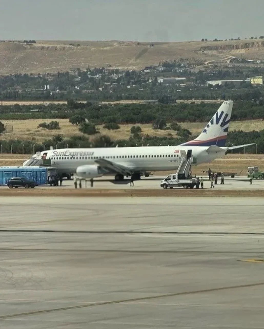 SunExpress’e ait uçağın lastiği patlayınca pistte kaldı