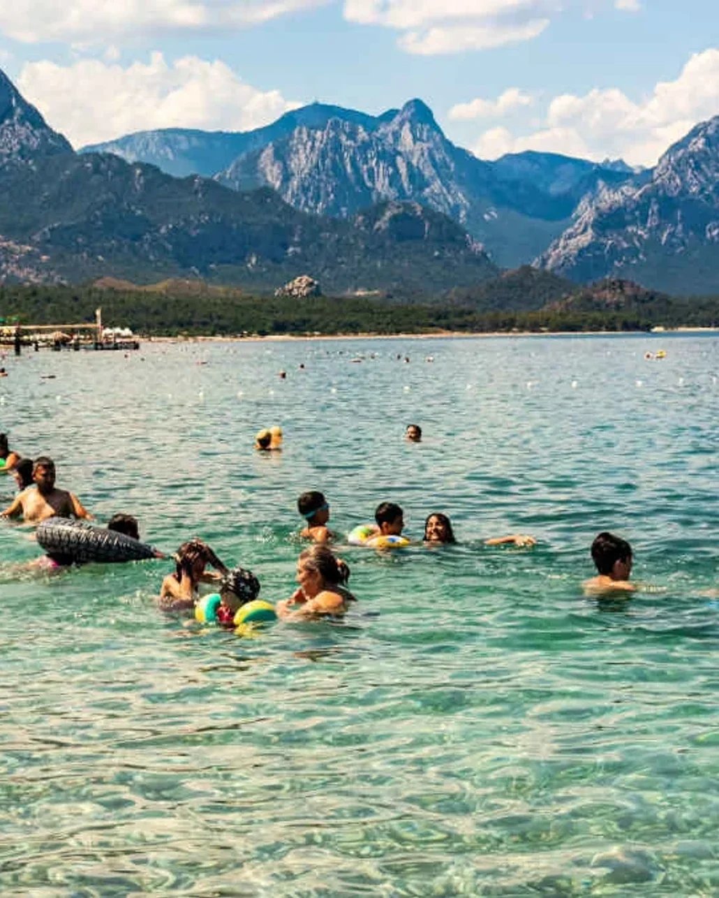 Ukraynalı çocuklara Antalya’da tatil hediye etti