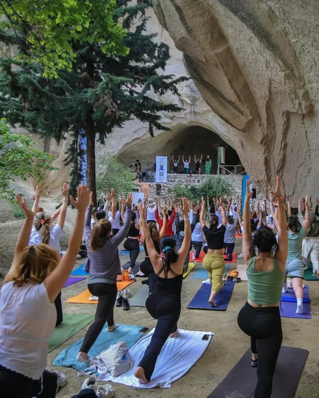 Yoga tutkunları, Kapadokya’nın eşsiz atmosferinde unutulmaz bir deneyim yaşadı