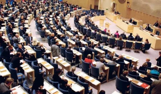 Kötü davranış gösteren göçmenlerin oturum izinleri iptal edilecek
