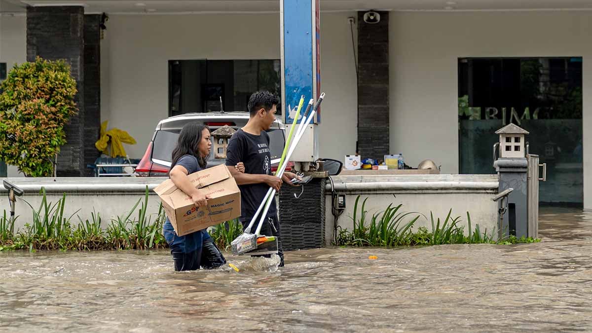 Turistik Bali Adası’nı sel vurdu: 14 ölü
